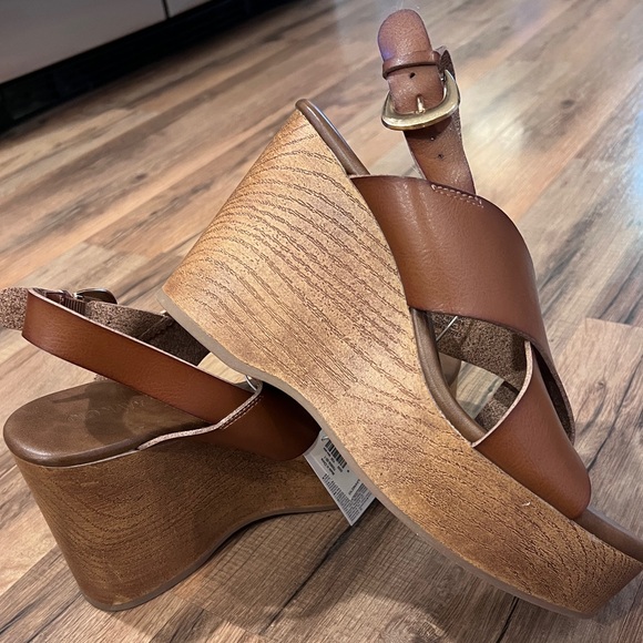 Old Navy Brown Wedge Sandals - Picture 3 of 5